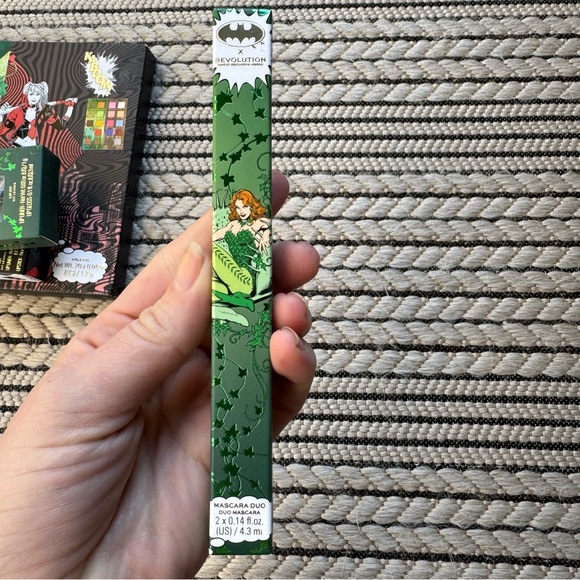 Makeup Revolution DC Poison Ivy & Harley Quinn Eyeshadow Pallette & Lip Kits - Picture 12 of 16